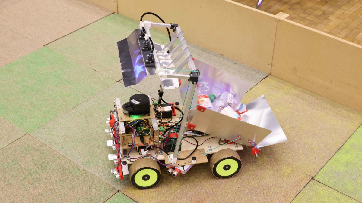 Quatre équipes de trois étudiants ont travaillé pendant un semestre pour concevoir et construire un robot de A à Z. Lors de la compétition, chacun des robots aura 10 minutes pour récolter le plus grand nombre de bouteilles vides et les ramener à la station de recyclage. EPFL biorobotics lab & MAKE initiative. © EPFL - Alain Herzog