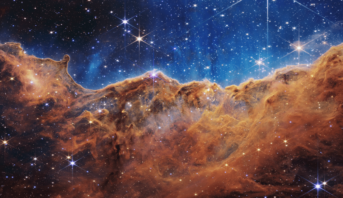 “Cosmic Cliffs” dans la Carina Nebula. Credit: JWST